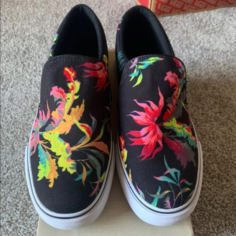 NIKE Court Slip-On, brand new. 8.5